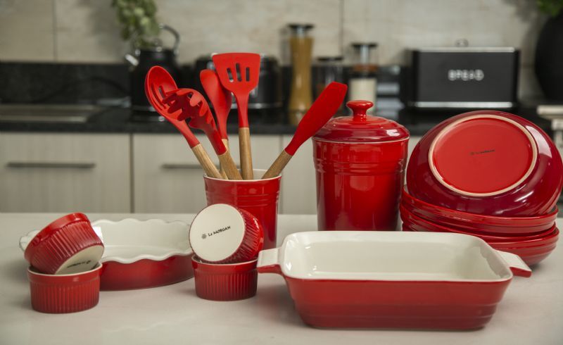 Ombre Red 19pc Accessories - Image 1